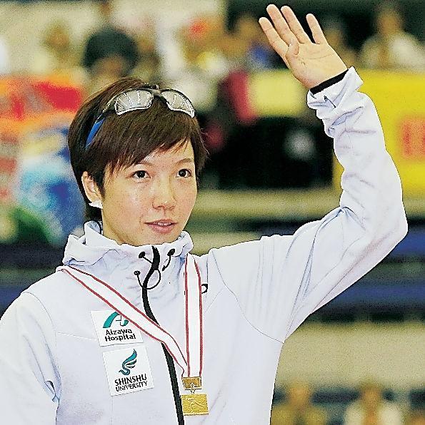 女子５００メートルで優勝し歓声に応える小平奈緒＝１０月２１日