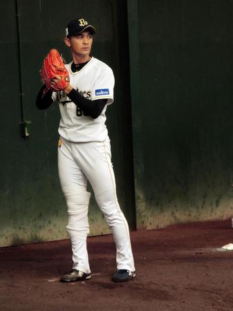 右膝に“特製ギプス”を装着して投球する鈴木優
