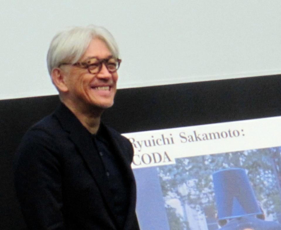 トークイベント後、笑顔でファンに接する坂本龍一＝都内
