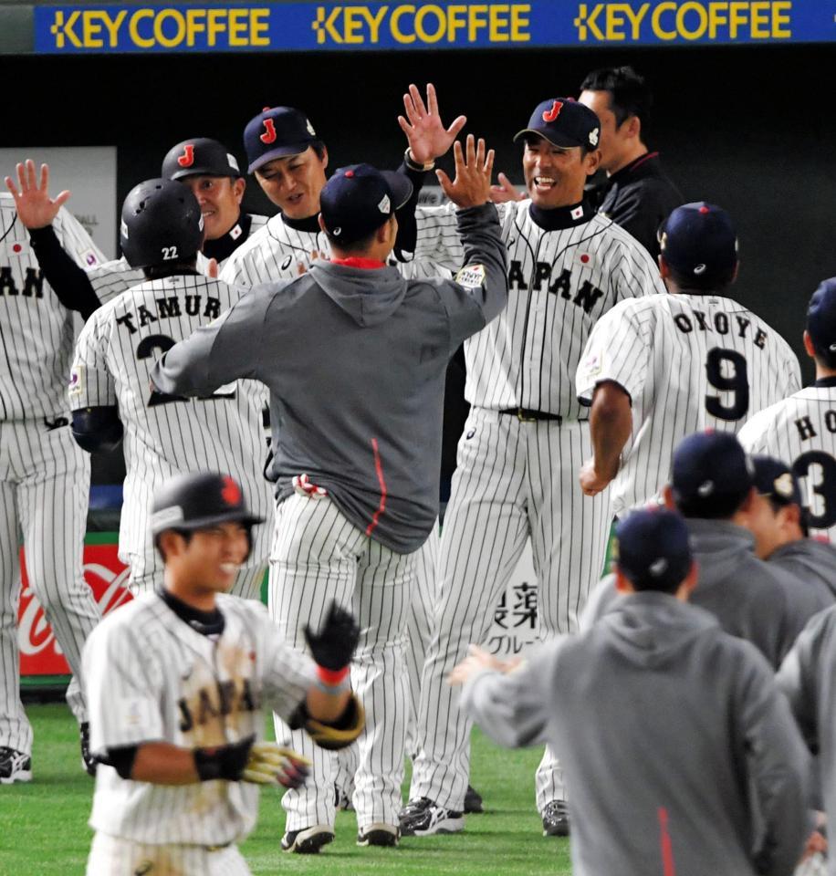 １６日の韓国戦でサヨナラに笑顔でナインを迎える稲葉監督（中央）＝東京ドーム（撮影・出月俊成）