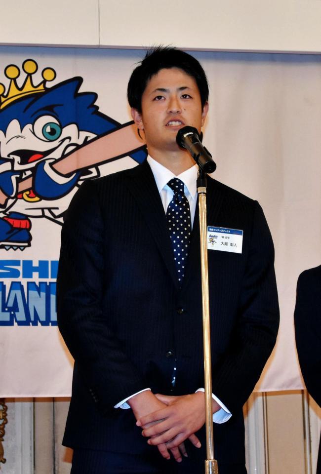 中日から育成１位で指名された徳島・大蔵。11月１日のリーグ表彰式で力強く決意を語った