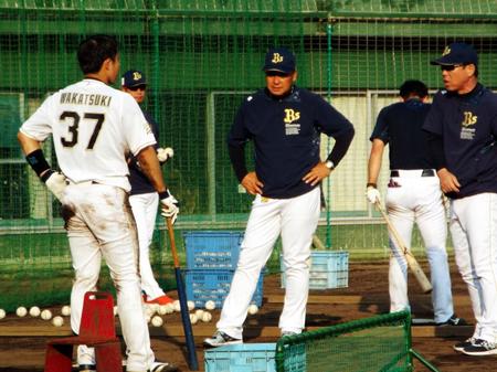 泥だらけのまま福良監督（右から）、藤井打撃コーチから指導を受ける若月（背番号３７）