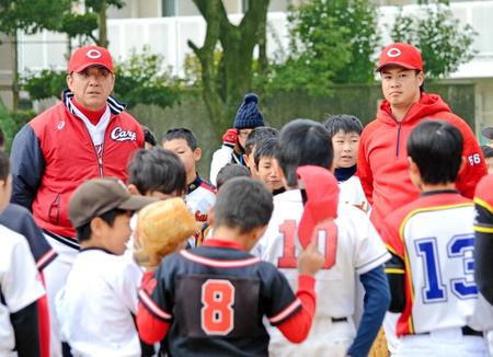 辻（右）は野球教室で小学生にアドバイスを送る。左は畝投手コーチ