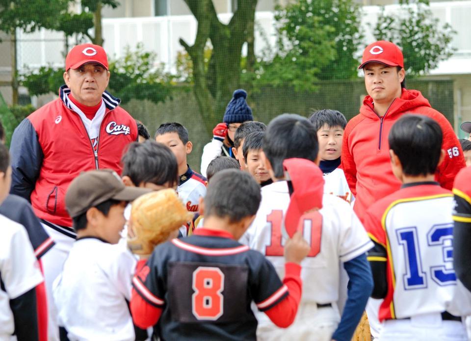 辻（右）は野球教室で小学生にアドバイスを送る。左は畝投手コーチ