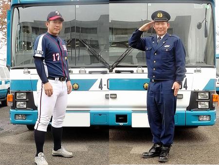 　警察官として第四機動隊に所属する元巨人の加登脇卓真氏（左が野球部のユニホーム、右は制服姿）