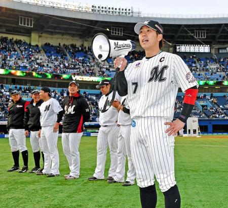 来季は三塁へコンバートのロッテ・鈴木大地（右）