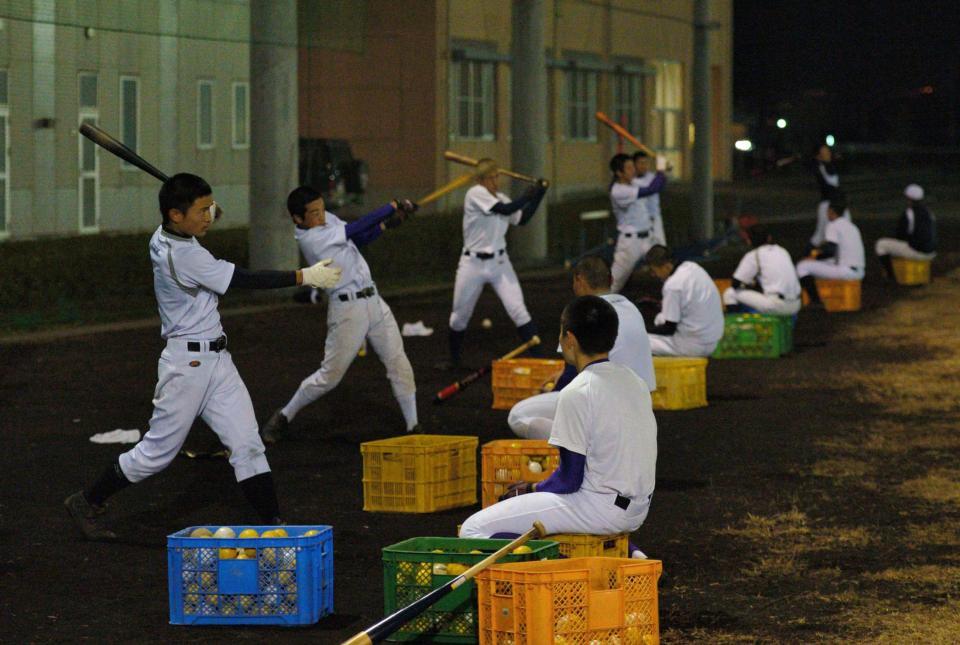 黙々とバットを振り続ける藤岡中央ナイン（撮影・金田祐二）