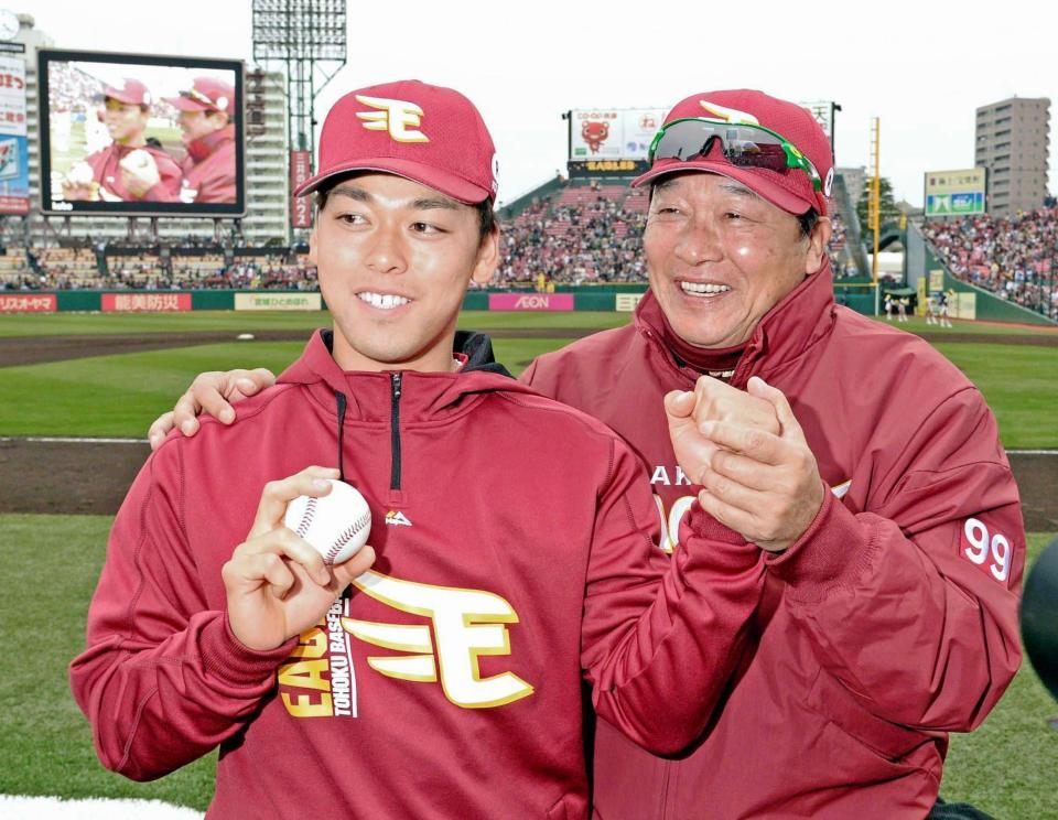 　４月６日のソフトバンク戦でプロ初勝利を挙げ、梨田監督（右）に祝福される高梨