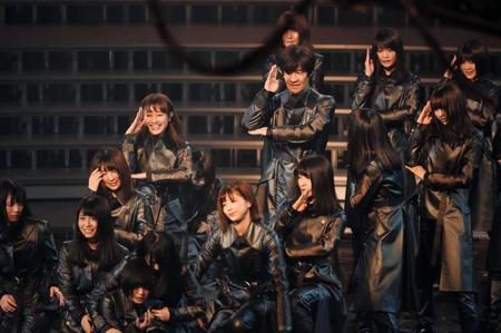 　ポーズをきめる内村光良（中央）の脇で倒れる欅坂４６のメンバー＝１７年１２月３１日、ＮＨＫホール