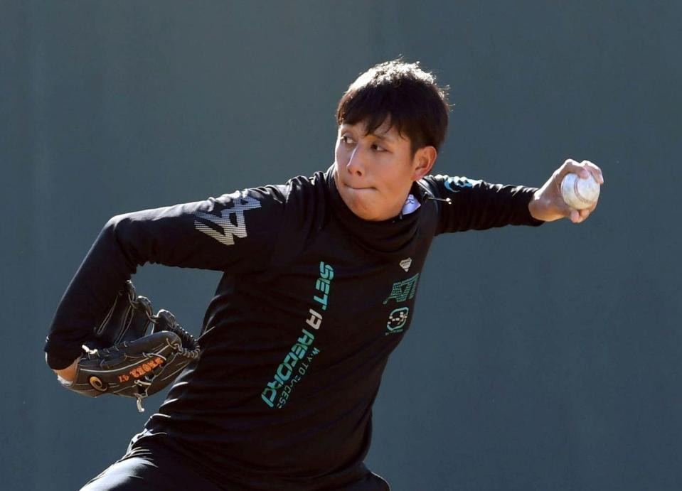 キャッチボールをする阪神・山本翔也＝鳴尾浜（撮影・田中太一）