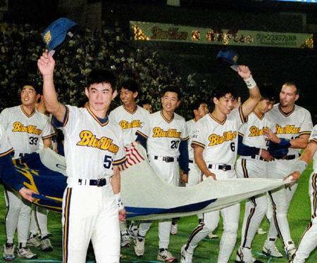 本拠地でがい旋パレードするイチロー（手前中央）らオリックスナイン＝１９９５年９月２６日、グリーンスタジアム神戸