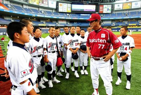 少年野球日本代表のメンバーを激励する星野仙一氏＝２０１２年