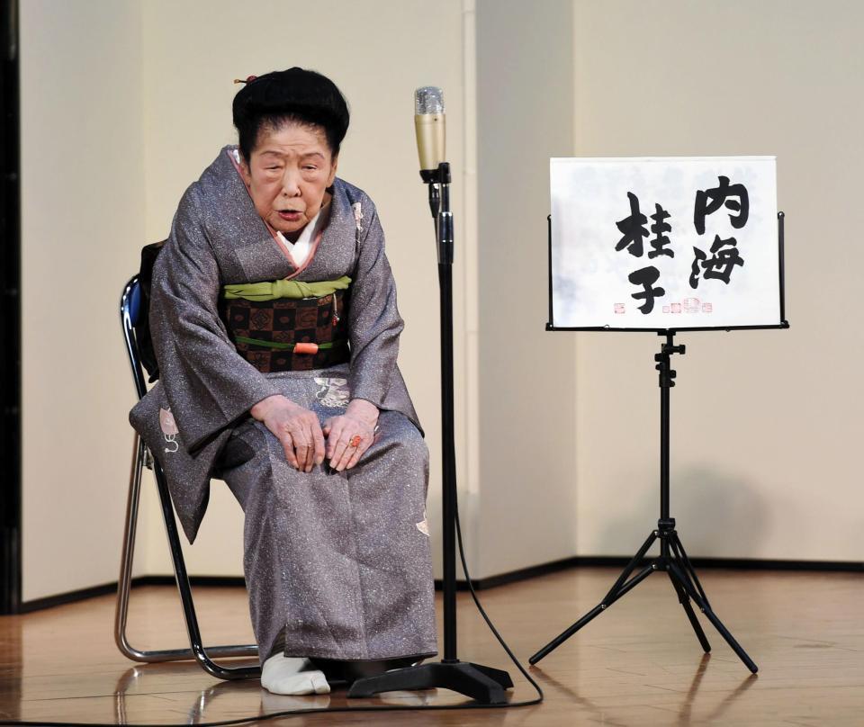 　舞台に登場した内海桂子＝６日、浅草東洋館（撮影・開出牧）