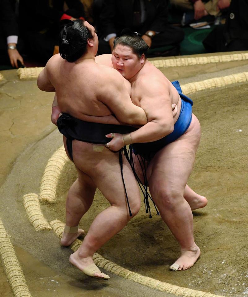 初場所で稀勢の里（左）を寄り切りで破った逸ノ城