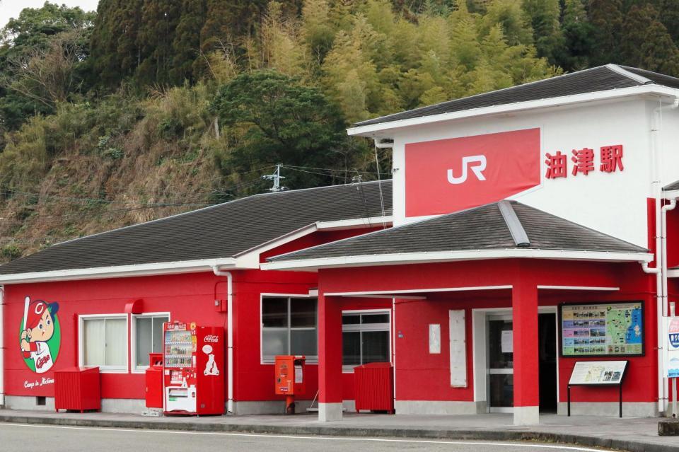 真っ赤に染まる油津駅＝宮崎県日南市内