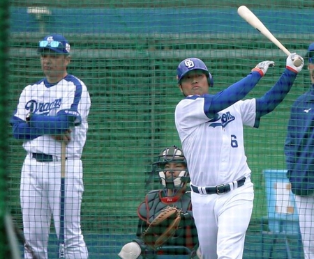 　平田のフリー打撃を見守る森野打撃コーチ（左）