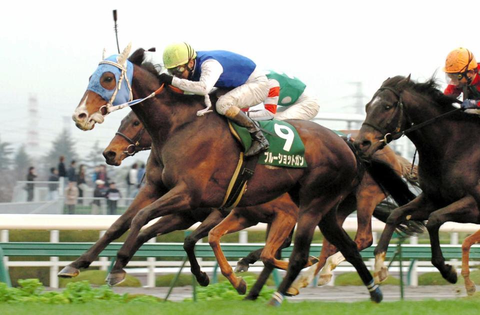 直線一気に突き抜けた松永幹夫騎乗のブルーショットガン＝06年２月26日・阪神競馬場