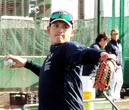 　キャッチボールをするオリックス・張奕