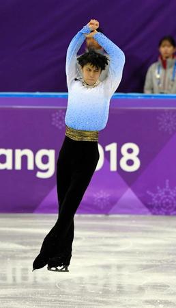 平昌五輪フィギュアスケート男子ＳＰで３回転トーループを飛ぶ羽生結弦