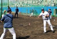 青木（左）にトスを上げるヤクルト・石井琢朗打撃コーチ