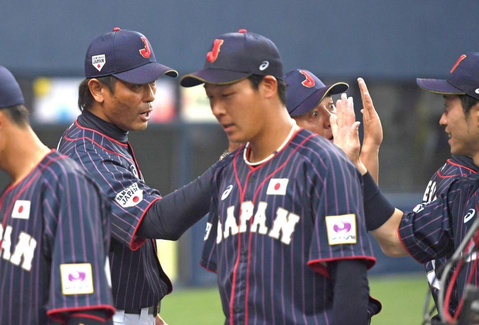 　４日の豪州戦に勝利し、大山（手前中央）らナインを迎える稲葉監督