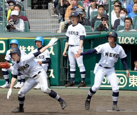 ベンチから指示を出す就任1年目の三重・小島監督（中央）