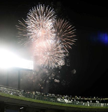ほっともっとフィールド神戸で打ち上げられた花火＝２０１７年７月