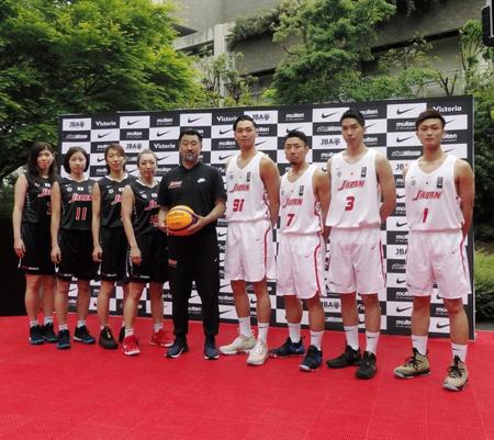 立川真紗美（左から４人目）らバスケットボール３人制日本代表