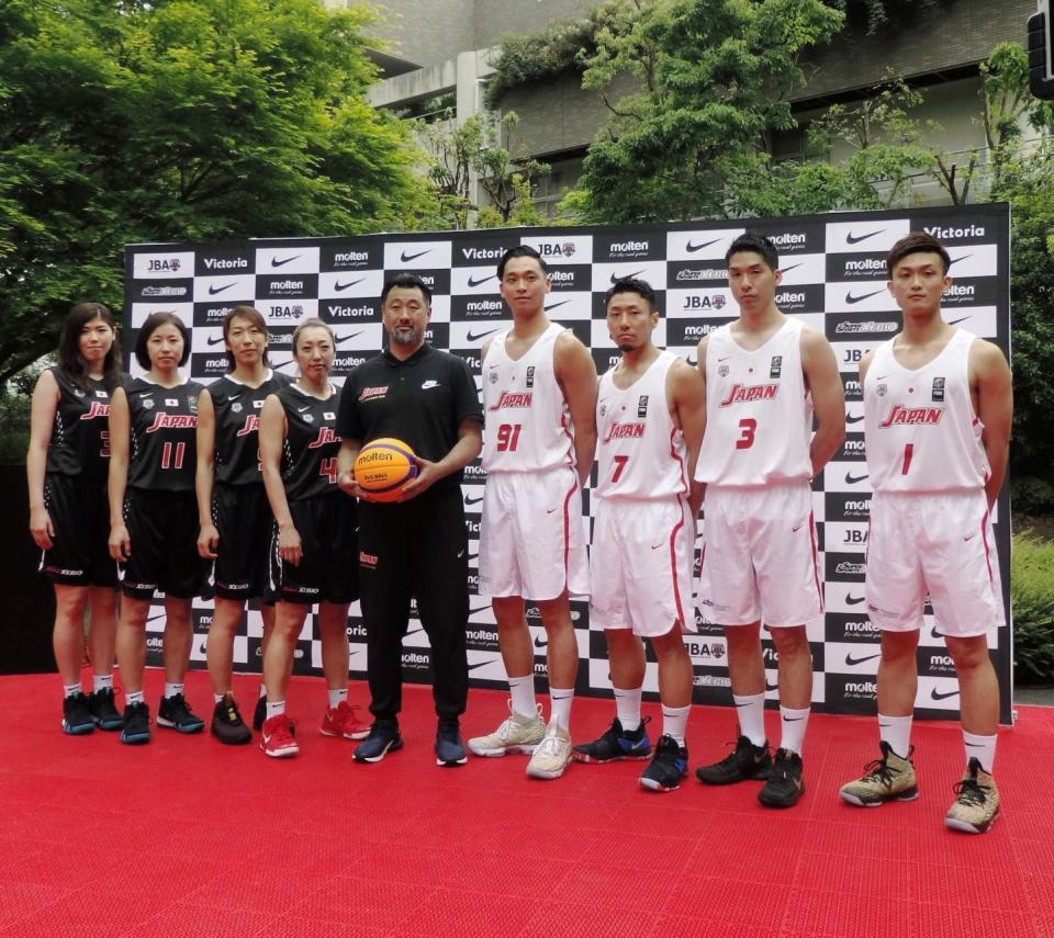 立川真紗美（左から４人目）らバスケットボール３人制日本代表