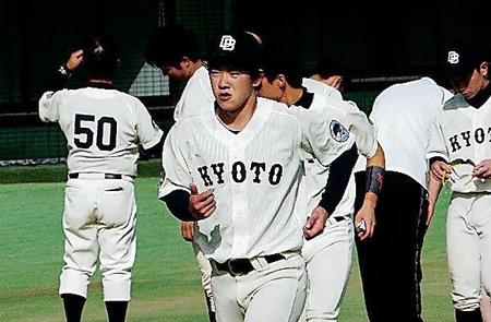 関西学生野球春季リーグ・関大戦で敗戦後、険しい表情で足早にベンチへ戻る京大・藤原