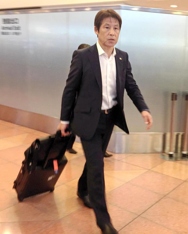 欧州視察から帰国した際のサッカー日本代表・西野監督