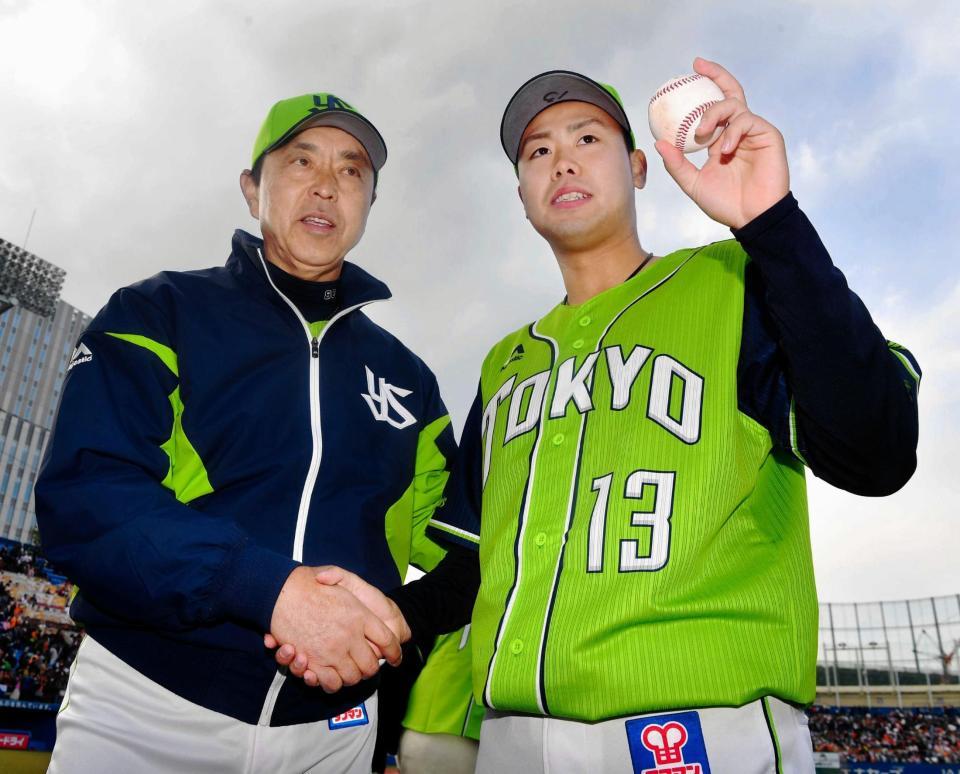 　プロ初勝利を挙げ、ウイニングボールを手に小川監督（左）と握手を交わす中尾＝４月８日