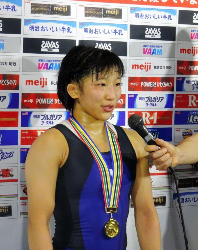 女子５０キロ級で優勝した須崎優衣
