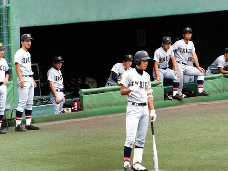 仙台育英の新監督として初めて夏の宮城大会に臨む須江監督（左から３人目）