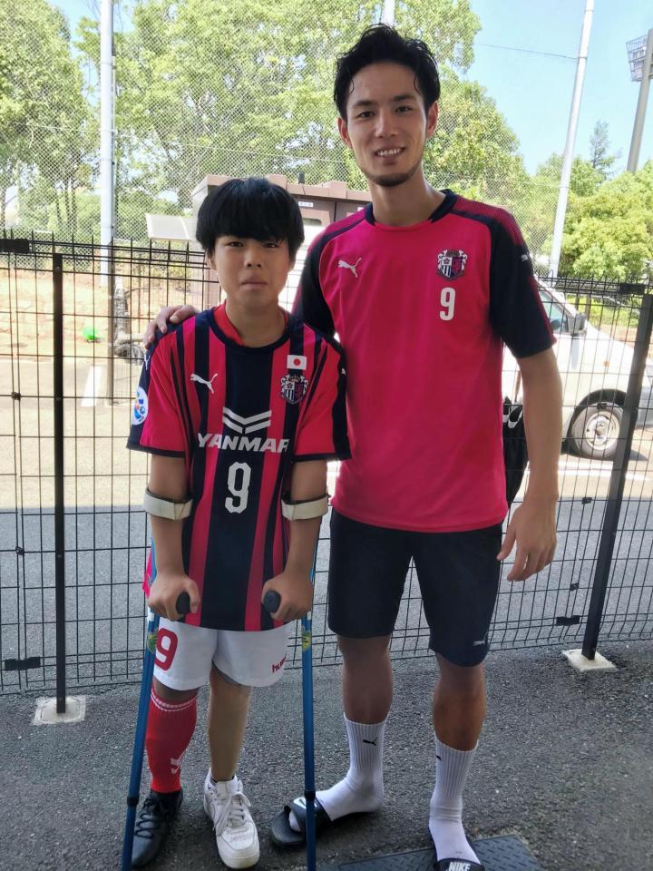 アンプティサッカー日本代表の近藤碧くん（左）とＣ大阪ＦＷ杉本健勇健勇