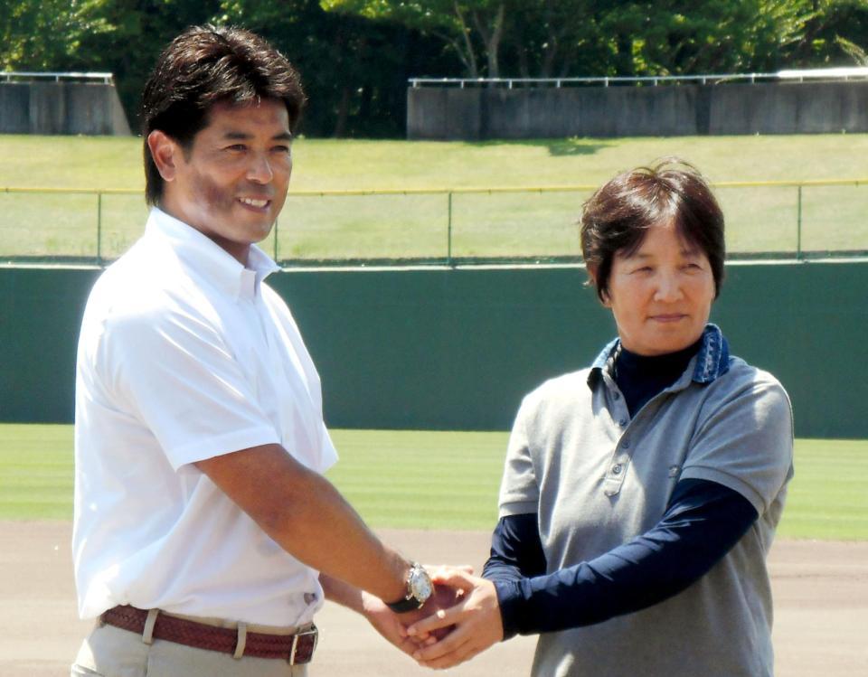 ７月２４日に県営あづま球場を視察した侍ジャパン・稲葉監督（左）。右はソフトボール日本代表・宇津木監督