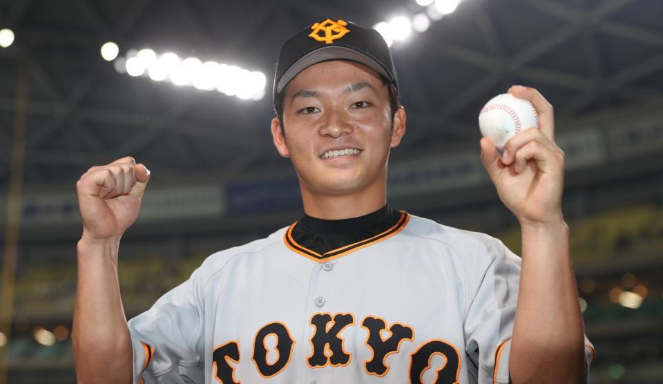 ４日の中日戦でプロ初勝利を挙げ、ウイニングボールを手に笑顔を見せる巨人の池田＝ナゴヤドーム