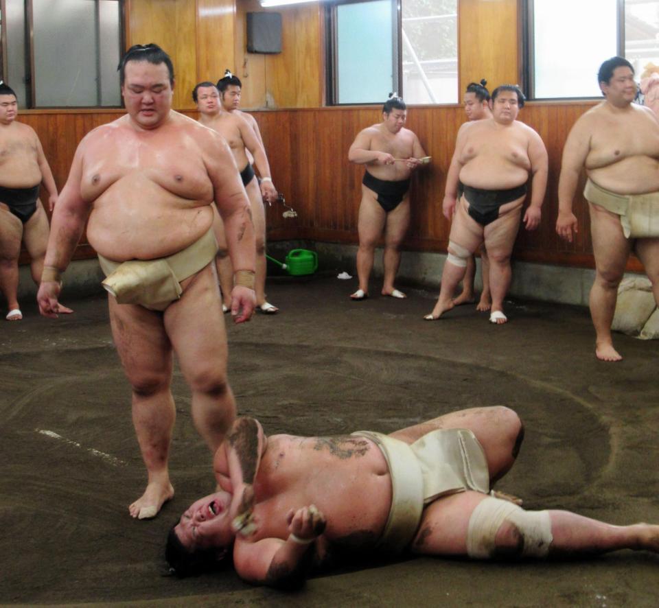 稀勢の里とぶつかり稽古を行う阿武咲（手前）