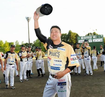 引退試合でファンの声援に帽子をふって応える村田修一