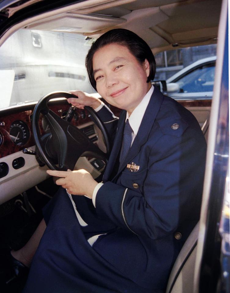 　愛車の運転席で笑顔を見せる樹木希林さん＝１９９６年１０月撮影