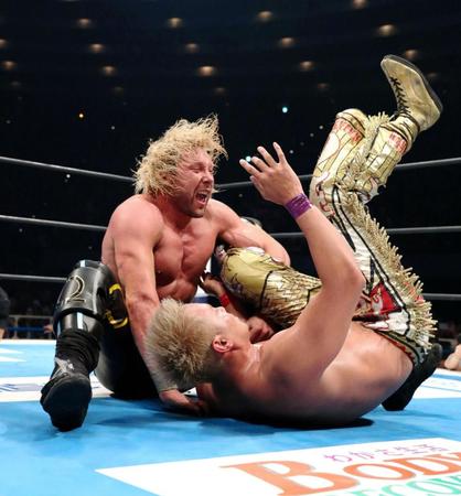 新日本プロレスの頂上決戦で激突するケニー・オメガ（左）とオカダ・カズチカ。新たなファン層を熱狂させた