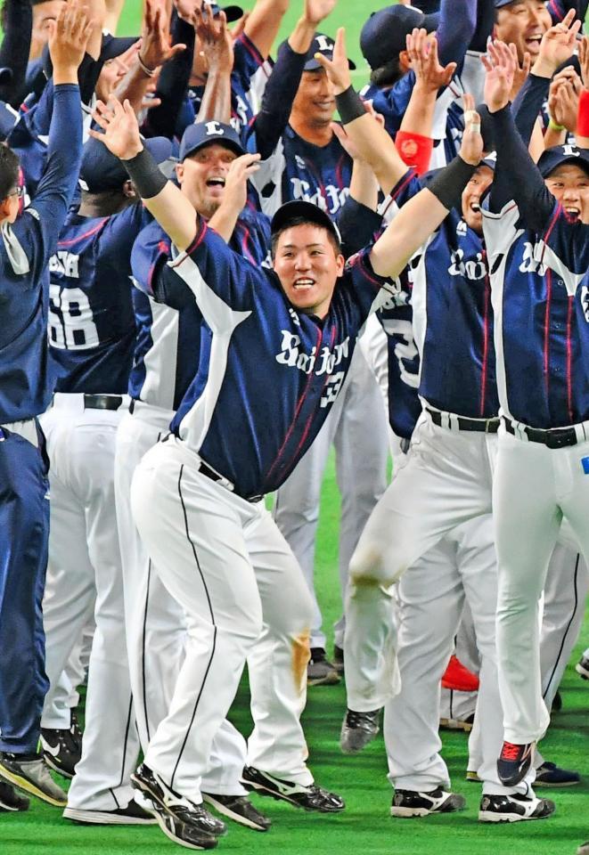 パ・リーグ優勝を決め、歓喜のポーズを決める山川