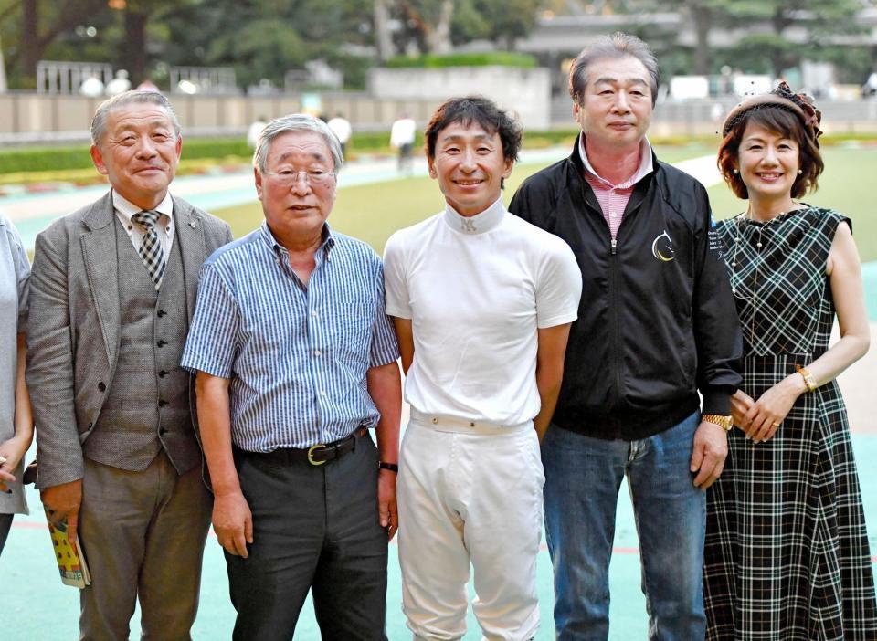 トークショーの後、記念撮影する（左から）岩崎氏、奥平元調教師、横山典、小島厩務員、鈴木淑子