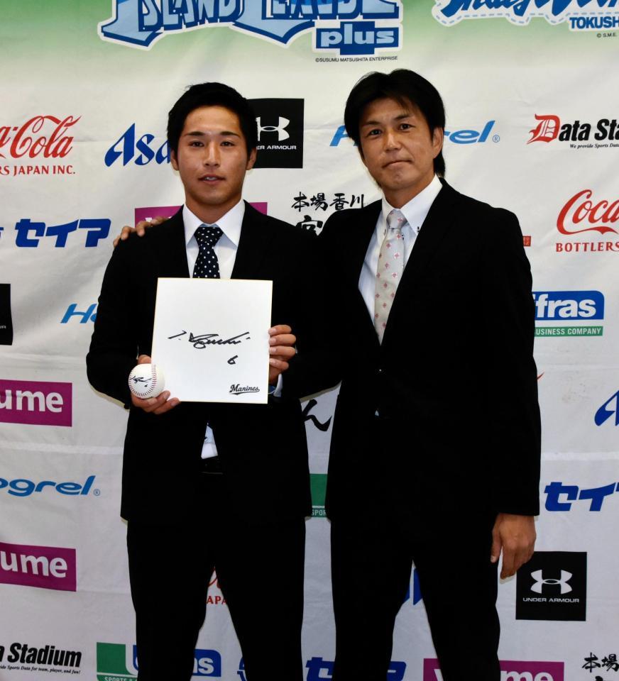 ロッテ・黒木スカウト（右）から、井口監督からの色紙とサインボールを手渡された徳島・鎌田