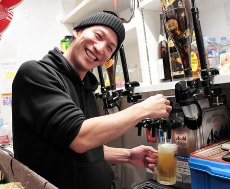 広島市内の飲食店で生ビールをつぐ元日本ハムの宇佐美塁大さん（撮影・堀内翔）