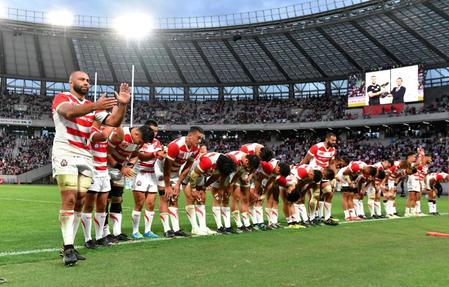 　試合後、ファンにあいさつするリーチ主将（左端）ら日本代表＝３日、味スタ