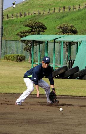 　秋季練習で特守に励むヤクルト・坂口