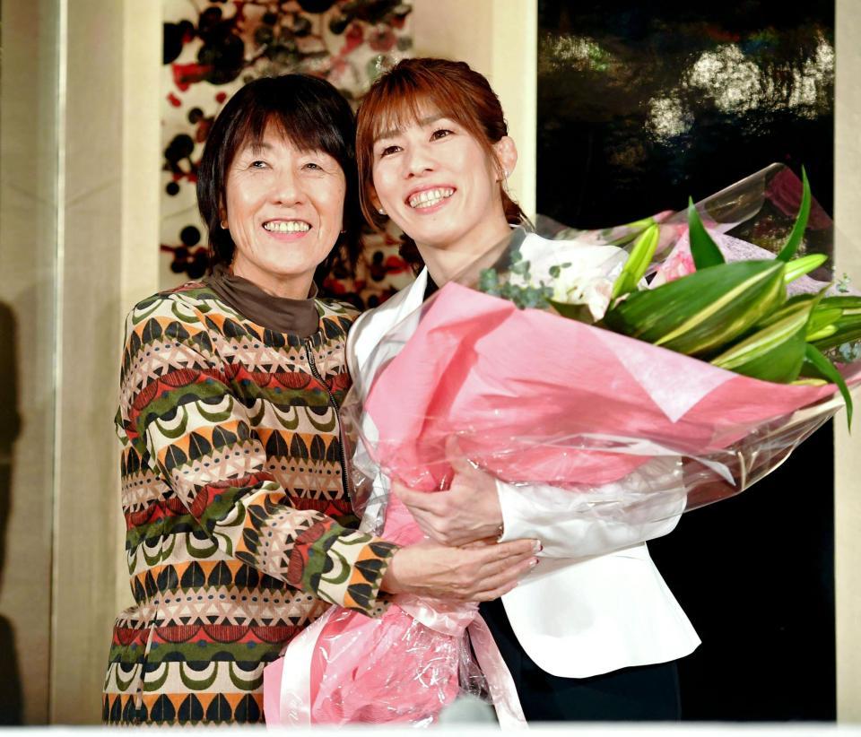 引退会見で、母の幸代さん（左）から花束を贈られ、笑顔を見せる吉田沙保里さん＝１月１０日
