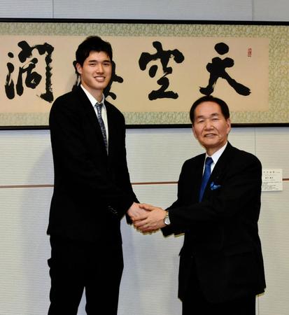 　４月２５日に香川県の浜田知事（右）を表敬訪問した渡辺雄太