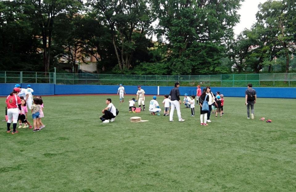 野球教室には東大、明大の野球部員のほか巨人やヤクルトなども協力した＝東京都内
